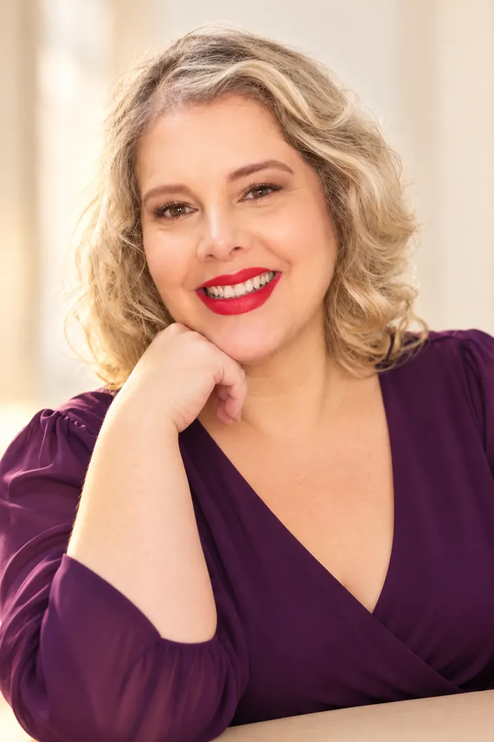 Retrato da Cris Freitas, terapeuta energética e mentora